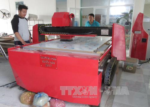 Máy khắc cắt kim loại của công ty TNHH Sản xuất – Thương Mại – Dịch vụ Cường A.I.C được hỗ trợ vốn từ Chương trình khuyến công quốc gia năm 2017. Ảnh: Nguyễn Thành – TTXVN