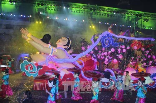 Các đoàn diễu hành đi qua lễ đài