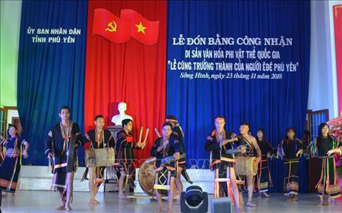 Một điệu múa truyền thống trong lễ cúng trưởng thành được tái hiện trên sân khấu. Ảnh: Thế Lập - TTXVN Một điệu múa truyền thống trong lễ cúng trưởng thành được tái hiện trên sân khấu. Ảnh: Thế Lập - TTXVN