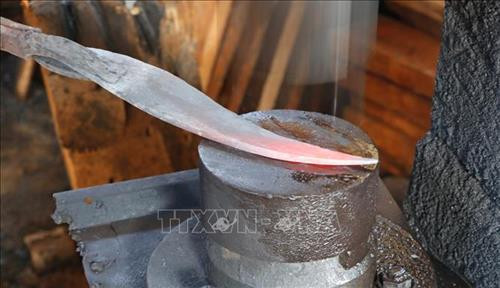 Một trong những công đoạn rèn dao. Ảnh: Tuấn Anh-TTXVN