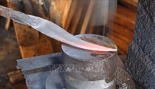 Một trong những công đoạn rèn dao. Ảnh: Tuấn Anh-TTXVN Một trong những công đoạn rèn dao. Ảnh: Tuấn Anh-TTXVN