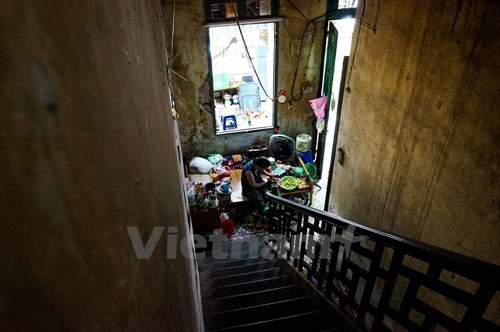 Bà Lê Thị Minh Tâm (60 tuổi) sống ở căn phòng nhỏ hẹp, nhiều năm nay chưa được tu sửa. (Ảnh: Minh Sơn/Vietnam+)