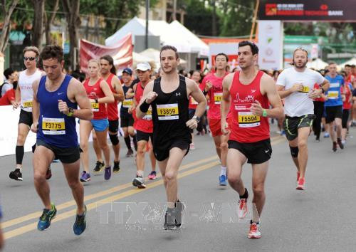 Các vận động viên trong nước và quốc tế tham gia tranh tài tại giải Marathon Quốc tế Thành phố Hồ Chí Minh Techcombank 2017. Ảnh: An Hiếu – TTXVN