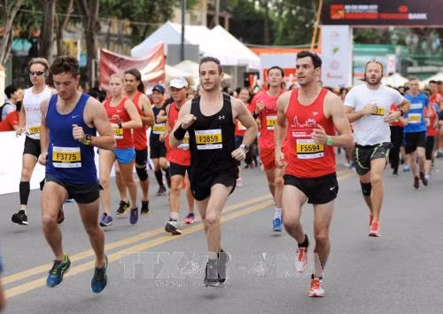 Các vận động viên trong nước và quốc tế tham gia tranh tài tại giải Marathon Quốc tế Thành phố Hồ Chí Minh Techcombank 2017. Ảnh: An Hiếu – TTXVN