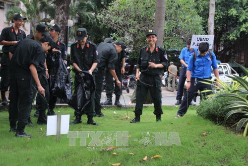 Các tình nguyện viên dọn vệ sinh dọc kênh Nhiêu Lộc – Thị Nghè. Ảnh: Xuân Dự - TTXVN Các tình nguyện viên dọn vệ sinh dọc kênh Nhiêu Lộc – Thị Nghè. Ảnh: Xuân Dự - TTXVN
