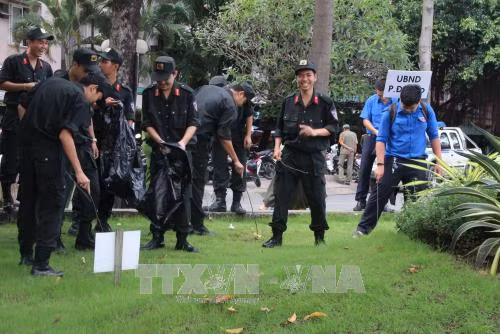 Các tình nguyện viên dọn vệ sinh dọc kênh Nhiêu Lộc – Thị Nghè. Ảnh: Xuân Dự - TTXVN