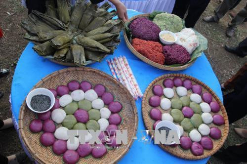 Thi các món ăn của đồng bào dân tộc tại ngày hội. Ảnh: K GỬIH -TTXVN