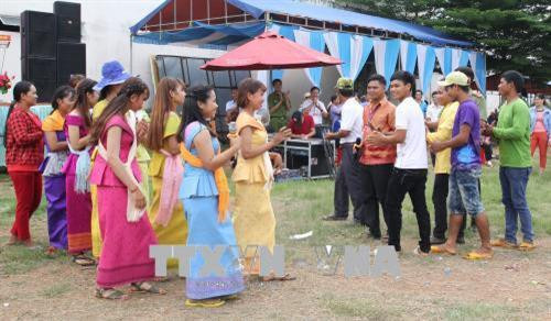 Biểu diễn các tiết mục văn nghệ truyền thống của đồng bào dân tộc tại lễ hội. Ảnh: K GỬIH -TTXVN