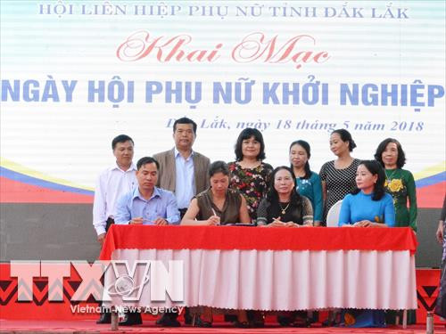 Hội Liên hiệp Phụ nữ Việt Nam tỉnh Đắk Lắk ký kết chương trình ghi nhớ với các tổ chức, doanh nghiệp về kết nối tiêu thụ sản phẩm do hội viên phụ nữ sản xuất. Ảnh: Tuấn Anh - TTXVN Hội Liên hiệp Phụ nữ Việt Nam tỉnh Đắk Lắk ký kết chương trình ghi nhớ với các tổ chức, doanh nghiệp về kết nối tiêu thụ sản phẩm do hội viên phụ nữ sản xuất. Ảnh: Tuấn Anh - TTXVN