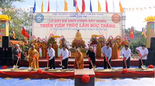 Các đại biểu thực hiện nghi lễ khởi công xây dựng Thiền viện Trúc Lâm Sóc Trăng. Ảnh: Trung Hiếu- TTXVN