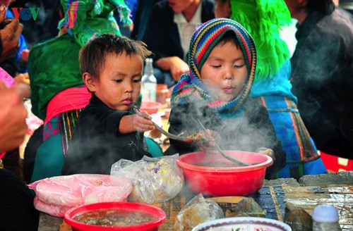 Niềm vui đôi khi là được theo mẹ đi chợ phiên, ăn thắng cố, xôi ngũ sắc…