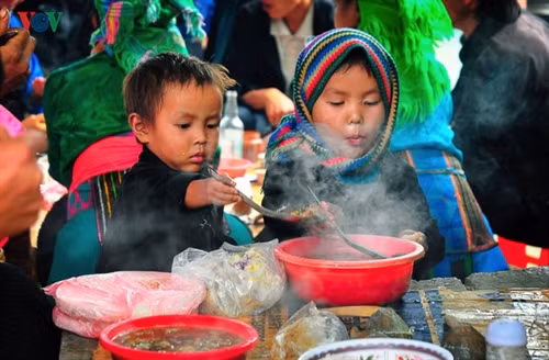 Niềm vui đôi khi là được theo mẹ đi chợ phiên, ăn thắng cố, xôi ngũ sắc…