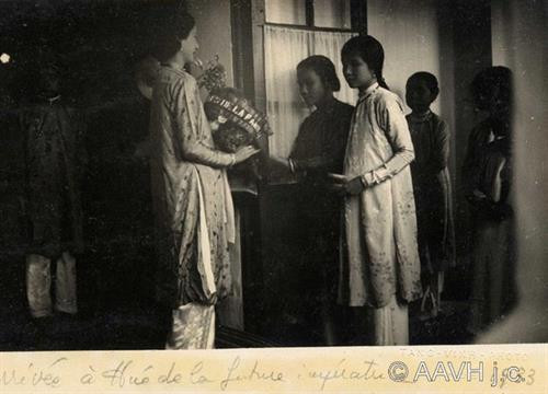 Nguyễn Hữu Thị Lan (trái), người sau này trở thành Nam Phương Hoàng Hậu được tiếp đón trên đèo Hải Vân trên đường ra kinh thành Huế làm lễ cưới với vua Bảo Đại, 1933. Quan chức Pháp xất hiện trong buổi tiếp đón Hoàng hậu tương lai của nhà Nguyễn ở Huế. Nam Phương Hoàng Hậu nhận đồ lễ từ các cung nữ trong Hoàng thành. Nam Phương Hoàng Hậu di chuyển trong Hoàng thành bằng xe kéo trong ngày thành hôn, tháng 3/1934. Bức chân dung của Nam Phương Hoàng Hậu Nam Phương Hoàng Hậu ở kinh thành Huế Chân dung nổi tiếng chụp trong ngày cưới của Nam Phương Hoàng Hậu. Vua Bảo Đại được rước bằng kiệu trong hôn lễ ở Hoàng thành. Ảnh: Aavh.org. Vua Bảo Đại xuống kiệu để gặp mặt Nam Phương Hoàng Hậu. Ảnh: Aavh.org. Nguyễn Hữu Thị Lan (trái), người sau này trở thành Nam Phương Hoàng Hậu được tiếp đón trên đèo Hải Vân trên đường ra kinh thành Huế làm lễ cưới với vua Bảo Đại, 1933. Quan chức Pháp xất hiện trong buổi tiếp đón Hoàng hậu tương lai của nhà Nguyễn ở Huế. Nam Phương Hoàng Hậu nhận đồ lễ từ các cung nữ trong Hoàng thành. Nam Phương Hoàng Hậu di chuyển trong Hoàng thành bằng xe kéo trong ngày thành hôn, tháng 3/1934. Bức chân dung của Nam Phương Hoàng Hậu Nam Phương Hoàng Hậu ở kinh thành Huế Chân dung nổi tiếng chụp trong ngày cưới của Nam Phương Hoàng Hậu. Vua Bảo Đại được rước bằng kiệu trong hôn lễ ở Hoàng thành. Ảnh: Aavh.org. Vua Bảo Đại xuống kiệu để gặp mặt Nam Phương Hoàng Hậu. Ảnh: Aavh.org.