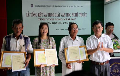 Ban tổ chức trao giải cho các tác giả. Ảnh: Lê Thúy Hằng - TTXVN