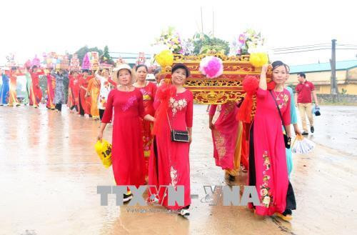 Lễ rước kiệu từ đền Mẫu về đền Lảnh Giang trong ngày khai mạc Lễ hội. Ảnh: Đại Nghĩa- TTXVN