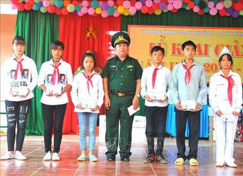 Lãnh đạo Đồn Biên phòng Nghĩa Thuận, huyện Quản Bạ (Hà Giang) trao tặng học bổng “Nâng bước em đến trường” cho các em học sinh Trường Phổ thông Dân tộc bán trú THCS Nghĩa Thuận. Ảnh: Kim Tiến-TTXVN phát