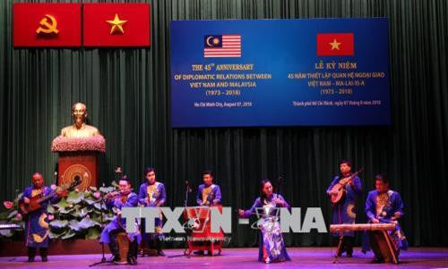 Biểu diễn văn nghệ chào mừng tại buổi lễ. Ảnh: Xuân Khu-TTXVN Biểu diễn văn nghệ chào mừng tại buổi lễ. Ảnh: Xuân Khu-TTXVN