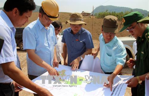 Đoàn đại biểu Quốc hội tỉnh Sơn La tiến hành khảo sát thực tế triển khai dự án tại xã Púng Bánh. Ảnh: Diệp Anh - TTXVN Đoàn đại biểu Quốc hội tỉnh Sơn La tiến hành khảo sát thực tế triển khai dự án tại xã Púng Bánh. Ảnh: Diệp Anh - TTXVN