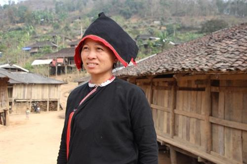 Dân tộc Sán Chỉ thường sống tập trung thành xóm nhỏ ở các vùng núi cao. Nhà sàn 4 mái vững trãi - kiểu dáng đặc trưng về nhà ở của dân tộc Sán Chỉ. Ngô, thóc sau thu hoạch được treo lên sào để bao quản. Sàn nhà là nơi phơi nông sản, đồng thời cũng là điểm vui chơi của trẻ nhỏ. Phụ nữ Sán Chỉ mặc trang phục truyền thống trong sinh hoạt hằng ngày. Phụ nữ có thêm khăn đội đầu khi lao động Nam giới mặc áo chàm ngắn, đầu quấn khăn Các em nhỏ Sán Chỉ tròng trang phục truyền thống Mẹ địu con Những người phụ nữ Sán Chỉ cũng làm công việc nặng nhọc. Trang phục dịp lễ, tết của người Sán Chỉ rực rỡ Một thủ tục trong đám cưới của người Sán Chỉ. Người Sán Chỉ rất hiếu khách, dù lạ cũng như quen. Người Sán Chỉ có tính cố kết cộng đồng rất cao. Dân tộc Sán Chỉ thường sống tập trung thành xóm nhỏ ở các vùng núi cao. Nhà sàn 4 mái vững trãi - kiểu dáng đặc trưng về nhà ở của dân tộc Sán Chỉ. Ngô, thóc sau thu hoạch được treo lên sào để bao quản. Sàn nhà là nơi phơi nông sản, đồng thời cũng là điểm vui chơi của trẻ nhỏ. Phụ nữ Sán Chỉ mặc trang phục truyền thống trong sinh hoạt hằng ngày. Phụ nữ có thêm khăn đội đầu khi lao động Nam giới mặc áo chàm ngắn, đầu quấn khăn Các em nhỏ Sán Chỉ tròng trang phục truyền thống Mẹ địu con Những người phụ nữ Sán Chỉ cũng làm công việc nặng nhọc. Trang phục dịp lễ, tết của người Sán Chỉ rực rỡ Một thủ tục trong đám cưới của người Sán Chỉ. Người Sán Chỉ rất hiếu khách, dù lạ cũng như quen. Người Sán Chỉ có tính cố kết cộng đồng rất cao.