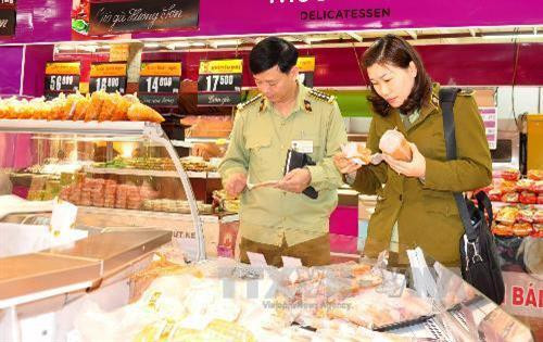 Lực lượng quản lý thị trường kiểm tra hàng hóa tại một siêu thị ở Hà Nội.