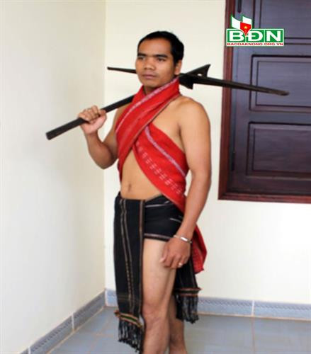 Trang phục truyền thống của nam giới người M’nông Trang phục truyền thống của nam giới người M’nông