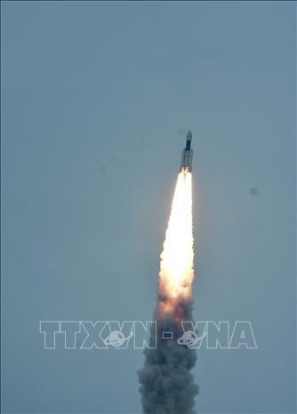 Tên lửa đẩy "GSLV-Mk-III" mang theo tàu thăm dò Mặt Trăng Chandrayaan-2 được phóng từ trung tâm vũ trụ Satish Dhawan tại Sriharikota, Ấn Độ ngày 22/7/2019. Ảnh: THX/TTXVN Tên lửa đẩy "GSLV-Mk-III" mang theo tàu thăm dò Mặt Trăng Chandrayaan-2 được phóng từ trung tâm vũ trụ Satish Dhawan tại Sriharikota, Ấn Độ ngày 22/7/2019. Ảnh: THX/TTXVN