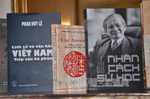 Ngày 17/5/2016, tại Paris ,Trường Viễn đông Bác cổ (EFEO) của Pháp đã tổ chức Lễ trao bằng Tiến sĩ danh dự (Docteur Honoris Causa) cho Giáo sư Phan Huy Lê, nhà sử học hàng đầu của Việt Nam. Vì lý do sức khỏe, Giáo sư Phan Huy Lê không thể có mặt tại buổi lễ đã ủy quyền cho Đại sứ Việt Nam tại Pháp Nguyễn Ngọc Sơn, thay mặt ông nhận danh hiệu cao quý này. Trong ảnh : Các cuốn sách là các công trình nghiên cứu của Giáo sư Phan Huy Lê được giới thiệu tại buổi lễ.Ảnh : Bích Hà- TTXVN Ngày 17/5/2016, tại Paris ,Trường Viễn đông Bác cổ (EFEO) của Pháp đã tổ chức Lễ trao bằng Tiến sĩ danh dự (Docteur Honoris Causa) cho Giáo sư Phan Huy Lê, nhà sử học hàng đầu của Việt Nam. Vì lý do sức khỏe, Giáo sư Phan Huy Lê không thể có mặt tại buổi lễ đã ủy quyền cho Đại sứ Việt Nam tại Pháp Nguyễn Ngọc Sơn, thay mặt ông nhận danh hiệu cao quý này. Trong ảnh : Các cuốn sách là các công trình nghiên cứu của Giáo sư Phan Huy Lê được giới thiệu tại buổi lễ.Ảnh : Bích Hà- TTXVN