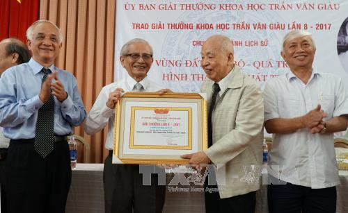 Ủy ban Giải thưởng Khoa học Trần Văn Giàu đã trao giải thưởng Khoa học Trần Văn Giàu năm 2017 cho công trình “Vùng đất Nam Bộ - Quá trình hình thành và phát triển” do GS. Phan Huy Lê chủ biên, nhà xuất bản Chính trị Quốc gia-Sự thật xuất bản, phát hành năm 2016. Ủy ban Giải thưởng Khoa học Trần Văn Giàu đã trao giải thưởng Khoa học Trần Văn Giàu năm 2017 cho công trình “Vùng đất Nam Bộ - Quá trình hình thành và phát triển” do GS. Phan Huy Lê chủ biên, nhà xuất bản Chính trị Quốc gia-Sự thật xuất bản, phát hành năm 2016.