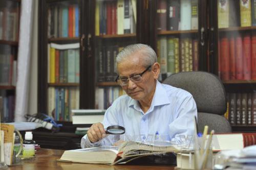 Công trình "Lịch sử và Văn hóa Việt Nam – Tiếp cận bộ phận" của Giáo sư, Nhà giáo Nhân dân Phan Huy Lê được hoàn thành sau 10 năm nghiên cứu. Ảnh: Minh Đức - TTXVN Công trình "Lịch sử và Văn hóa Việt Nam – Tiếp cận bộ phận" của Giáo sư, Nhà giáo Nhân dân Phan Huy Lê được hoàn thành sau 10 năm nghiên cứu. Ảnh: Minh Đức - TTXVN