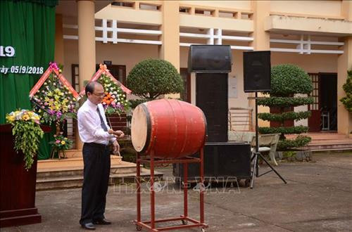 Hiệu trưởng trường PTTH dân tộc nội trú N’Trang Lơng (tỉnh Đắk Nông) đánh trống khai giảng năm học mới 2018 – 2019. Ảnh: Ngọc Minh - TTXVN. Hiệu trưởng trường PTTH dân tộc nội trú N’Trang Lơng (tỉnh Đắk Nông) đánh trống khai giảng năm học mới 2018 – 2019. Ảnh: Ngọc Minh - TTXVN.