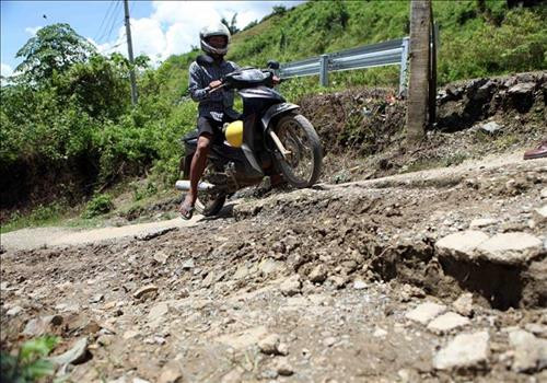 Vết nứt của con đường dẫn vào bản Nà Phạ ngày một lớn, khiến cho người dân tham giao thông gặp nhiều khó khăn. Ảnh: Quý Trung – TTXVN Vết nứt của con đường dẫn vào bản Nà Phạ ngày một lớn, khiến cho người dân tham giao thông gặp nhiều khó khăn. Ảnh: Quý Trung – TTXVN