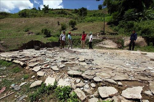Nền nhà của một hộ dân bị sụt lún, gồ ghề, gia đình đã phải chuyển đi nơi khác. Ảnh: Quý Trung – TTXVN Nền nhà của một hộ dân bị sụt lún, gồ ghề, gia đình đã phải chuyển đi nơi khác. Ảnh: Quý Trung – TTXVN