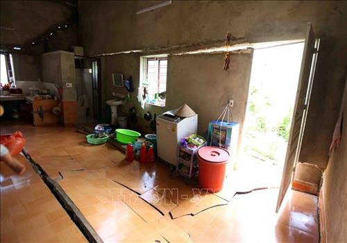 Ngôi nhà của chi Nghim mới được xây dựng năm 2017 nhưng đã bị sụt lún, tường bị nứt xé, có nguy cơ sụp đổ bất cứ lúc nào. Mỗi khi có mưa, gia đình phải đi ở nhờ nơi khác. Ảnh: Quý Trung – TTXVN Ngôi nhà của chi Nghim mới được xây dựng năm 2017 nhưng đã bị sụt lún, tường bị nứt xé, có nguy cơ sụp đổ bất cứ lúc nào. Mỗi khi có mưa, gia đình phải đi ở nhờ nơi khác. Ảnh: Quý Trung – TTXVN