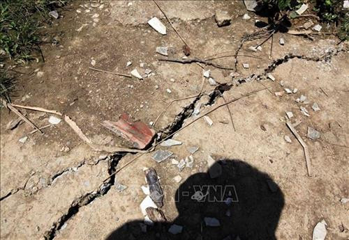 Vết nứt của con đường dẫn vào bản Nà Phạ ngày một lớn, tiềm ẩn nhiều rủi ro, nguy hiểm cho người dân. Ảnh: Quý Trung – TTXVN Vết nứt của con đường dẫn vào bản Nà Phạ ngày một lớn, tiềm ẩn nhiều rủi ro, nguy hiểm cho người dân. Ảnh: Quý Trung – TTXVN