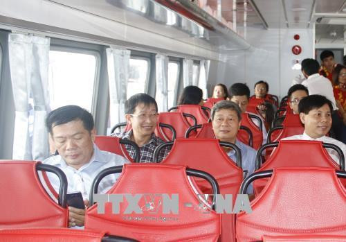 Hành khách lên tàu đi tuyến cao tốc Thành phố Hồ Chí Minh - Cần Giờ - Vũng Tàu. Ảnh: Hoàng Hải-TTXVN
