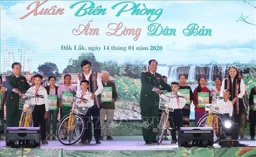 Tổng Thư ký, Chủ nhiệm Văn phòng Quốc hội Nguyễn Hạnh Phúc, Thượng tướng Trần Quang Phương, Phó Chủ nhiệm Tổng Cục Chính trị QĐND Việt Nam và Trung tướng Hoàng Xuân Chiến, Tư lệnh Bộ đội Biên phòng trao xe đạp và quà Tết cho các em học sinh. Ảnh: Trọng Đức – TTXVN Tổng Thư ký, Chủ nhiệm Văn phòng Quốc hội Nguyễn Hạnh Phúc, Thượng tướng Trần Quang Phương, Phó Chủ nhiệm Tổng Cục Chính trị QĐND Việt Nam và Trung tướng Hoàng Xuân Chiến, Tư lệnh Bộ đội Biên phòng trao xe đạp và quà Tết cho các em học sinh. Ảnh: Trọng Đức – TTXVN