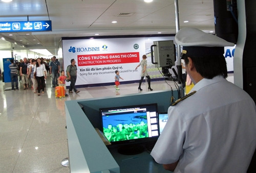 Tăng cường công tác kiểm dịch tại sân bây Quốc tế Tân Sơn Nhất, thành phố Hồ Chí Minh. Ảnh: Phương Vy-TTXVN. Tăng cường công tác kiểm dịch tại sân bây Quốc tế Tân Sơn Nhất, thành phố Hồ Chí Minh. Ảnh: Phương Vy-TTXVN.