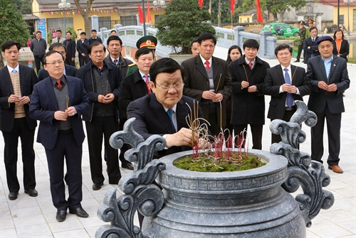 Chủ tịch nước Trương Tấn Sang dâng hương tại Nhà tưởng niệm cố Tổng Bí thư Nguyễn Văn Linh ở xã Giai Phạm, huyện Yên Mỹ. Ảnh: Nguyễn Khang – TTXVN