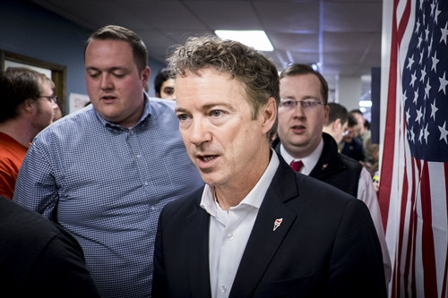 Trong ảnh (tư liệu): Thượng nghị sĩ tiểu bang Kentucky Rand Paul (trước) rời khỏi khu vực bầu cử theo hình thức họp kín tại bang Iowa ngày 1/2. AFP/TTXVN