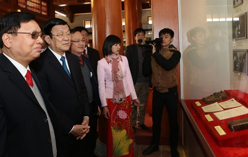 Chủ tịch nước Trương Tấn Sang tham quan phòng trưng bày hình ảnh và hiện vật tại khu tưởng niệm cố Tổng Bí thư Nguyễn Văn Linh ở xã Giai Phạm, huyện Yên Mỹ. Ảnh: Nguyễn Khang – TTXVN