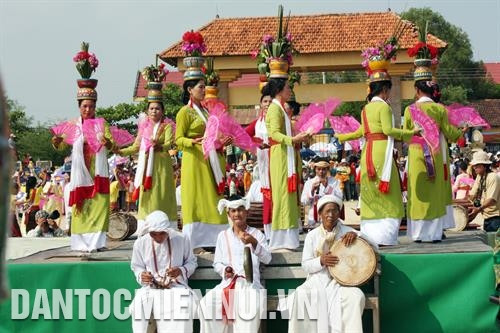 Dàn nhạc không thể thiếu trong các hoạt động tín ngưỡng của đồng bào Chăm . Ảnh: Công Thử - DTMN Các nghệ nhân chuẩn bị trình diễn nhạc cụ truyền thống. Ảnh: Công Thử - DTMN Dàn nhạc không thể thiếu trong các hoạt động tín ngưỡng của đồng bào Chăm . Ảnh: Công Thử - DTMN Các nghệ nhân chuẩn bị trình diễn nhạc cụ truyền thống. Ảnh: Công Thử - DTMN
