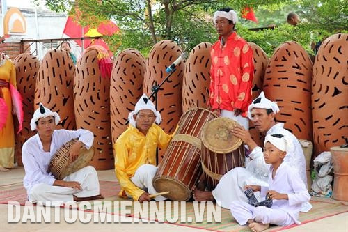 Dàn nhạc không thể thiếu trong các hoạt động tín ngưỡng của đồng bào Chăm . Ảnh: Công Thử - DTMN Các nghệ nhân chuẩn bị trình diễn nhạc cụ truyền thống. Ảnh: Công Thử - DTMN