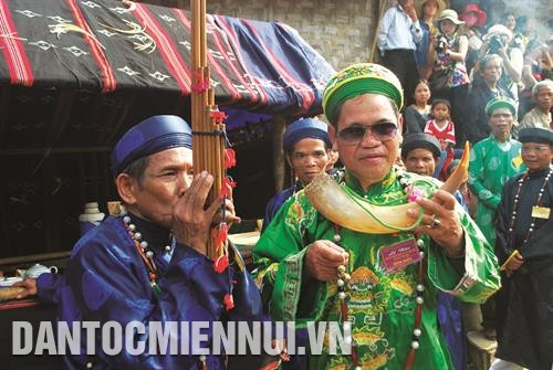 Trong những dịp lễ hội truyền thống của dân tộc Cơ-tu, già làng Alăng Bảy (bên trái) đều tham gia rất tích cực. Ảnh: Tiên Sa