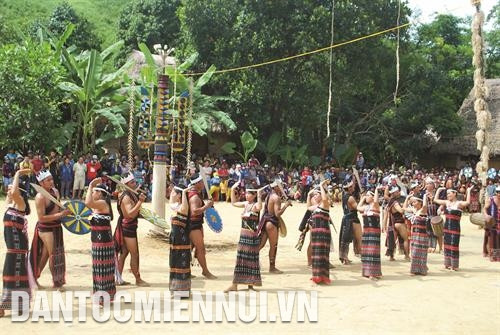 Mỗi lần trong làng có lễ hội, già làng Alăng Bảy lại hăng say giúp trai gái làng luyện múa hát, đánh trống, đánh chiêng. Ảnh: Tiên Sa