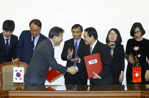 Đồng chí Nguyễn Đức Lợi, Ủy viên Trung ương Đảng, Tổng Giám đốc Thông tấn xã Việt Nam và Chủ tịch Hãng Thông tấn Hàn Quốc Yonhap Park No-hwang ký thỏa thuận hợp tác nghiệp vụ giữa hai hãng, ký thỏa thuận Thành viên PNN. Trong ảnh: Quang cảnh lễ ký. Ảnh: An Đăng-TTXVN Đồng chí Nguyễn Đức Lợi, Ủy viên Trung ương Đảng, Tổng Giám đốc Thông tấn xã Việt Nam và Chủ tịch Hãng Thông tấn Hàn Quốc Yonhap Park No-hwang ký thỏa thuận hợp tác nghiệp vụ giữa hai hãng, ký thỏa thuận Thành viên PNN. Trong ảnh: Quang cảnh lễ ký. Ảnh: An Đăng-TTXVN