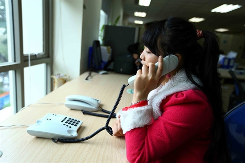 Hoạt động tác nghiệp tại Phòng Tổng đài củaTrung tâm viễn thông tinh Lai Châu. Ảnh Minh Quyết- TTXVN Hoạt động tác nghiệp tại Phòng Tổng đài củaTrung tâm viễn thông tinh Lai Châu. Ảnh Minh Quyết- TTXVN