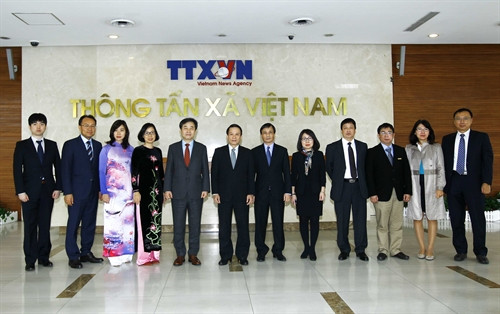 Đồng chí Nguyễn Đức Lợi, Ủy viên Trung ương Đảng, Tổng Giám đốc Thông tấn xã Việt Nam với Chủ tịch Hãng Thông tấn Hàn Quốc Yonhap Park No-hwang và các đại biểu. Ảnh: An Đăng-TTXVN Đồng chí Nguyễn Đức Lợi, Ủy viên Trung ương Đảng, Tổng Giám đốc Thông tấn xã Việt Nam với Chủ tịch Hãng Thông tấn Hàn Quốc Yonhap Park No-hwang và các đại biểu. Ảnh: An Đăng-TTXVN