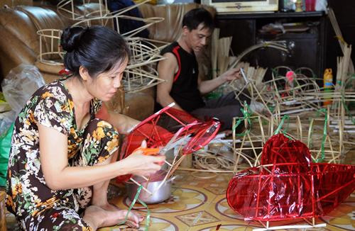 Các sản phẩm lồng đèn khá đa dạng về mẫu mã, được trang trí bắt mắt. Một công đoạn sản xuất lồng đèn. Người thợ phải sáng tạo, khéo léo trong từng chi tiết để cho ra đời một sản phẩm hoàn thiện. Người thợ phải sáng tạo, khéo léo trong từng chi tiết để cho ra đời một sản phẩm hoàn thiện. Gia đình ông Nguyễn Đức Thắng (đường Trịnh Đình Trọng, quận 11) là 1 trong số ít gia đình vẫn còn gắn bó với nghề. Ông Nguyễn Đức Thắng, người có gần 30 năm tuổi nghề làm lồng đèn truyền thống.