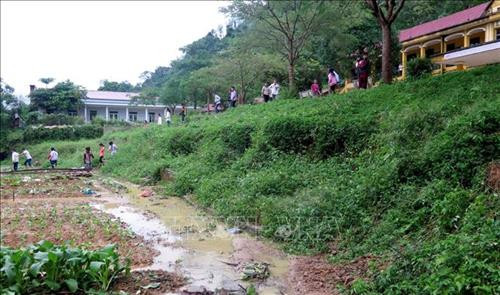 Trường Phổ thông dân tộc bán trú Trung học cơ sở Thượng Nông đã xảy ra 3 đợt sụt lún với vết sụt lún kéo dài hơn 70m, trong đó, có đoạn sụt xuống sâu khoảng 2,5m. Ảnh: Văn Tý-TTXVN Trường Phổ thông dân tộc bán trú Trung học cơ sở Thượng Nông đã xảy ra 3 đợt sụt lún với vết sụt lún kéo dài hơn 70m, trong đó, có đoạn sụt xuống sâu khoảng 2,5m. Ảnh: Văn Tý-TTXVN