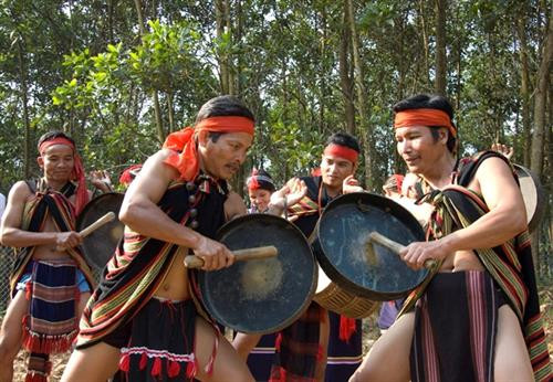 Đấu chiêng đôi trong lễ cưới Đấu chiêng đôi trong lễ cưới